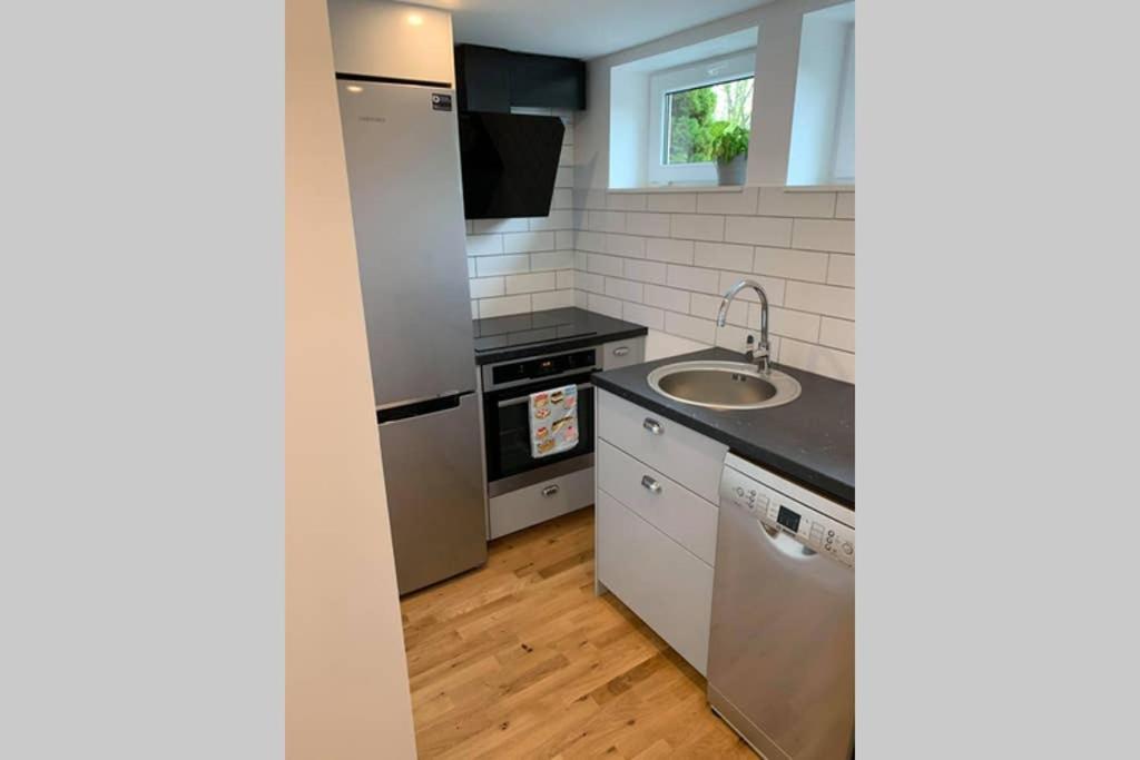 Nyrenoverat Kaellarlaegenhet Apartment Люнгскиле Екстериор снимка